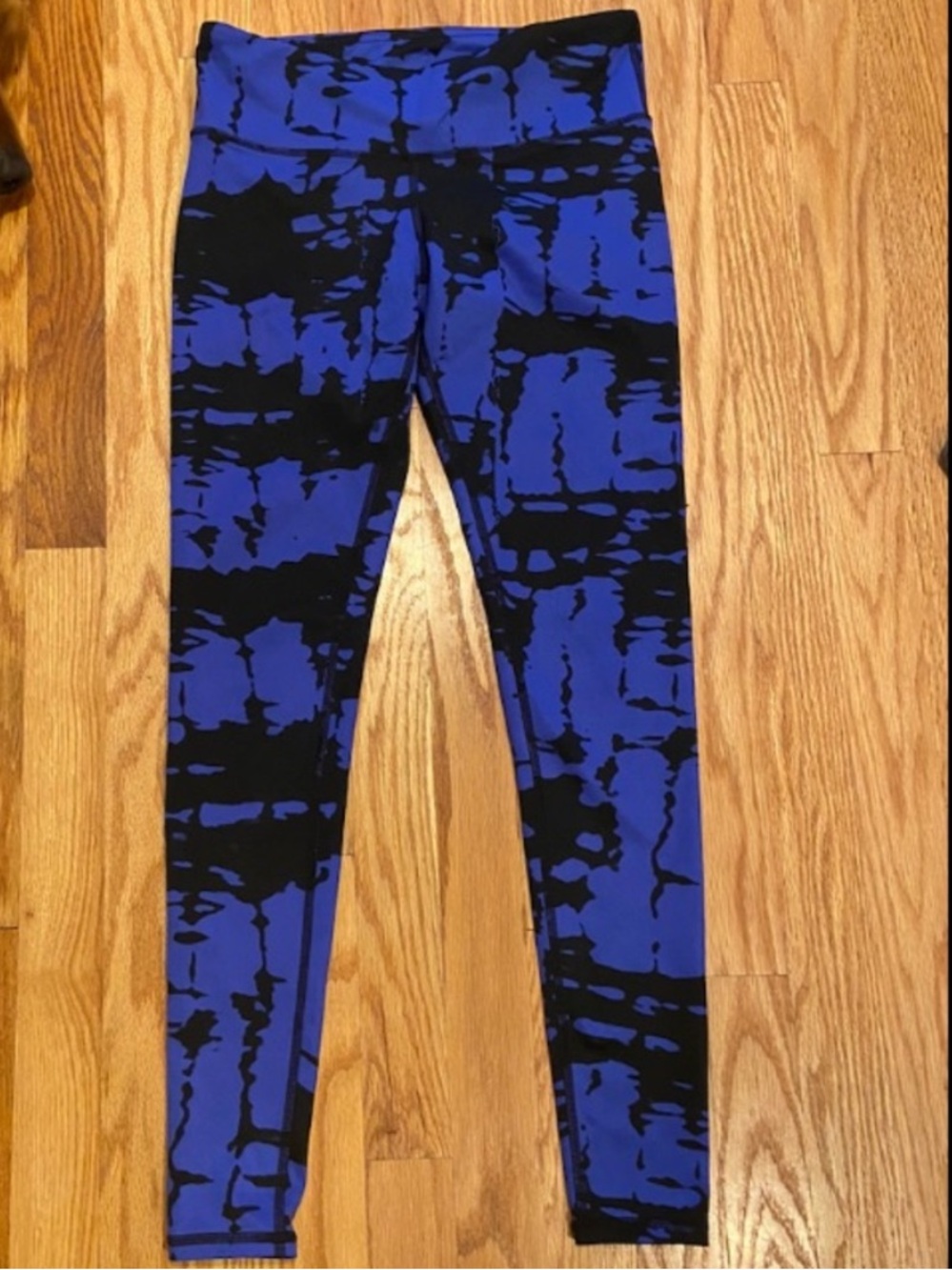 ALO Yoga blue black abstract patterned mid-rise workout athletic leggings